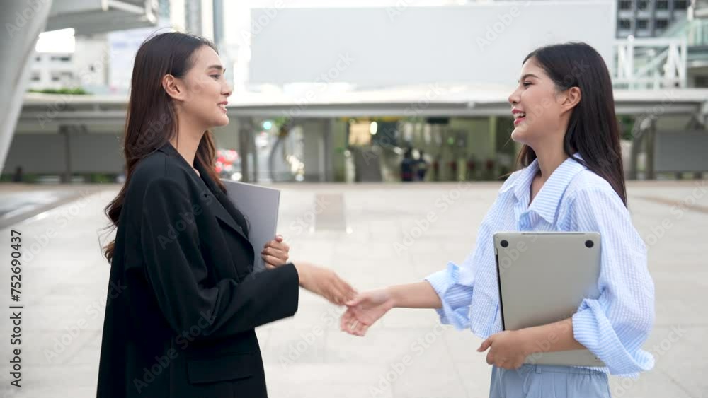 Confident business team is walking in a modern city, Make an appointment to meet with customers outside the office to negotiate business. Confident business team is walking in a modern city, Make an appointment to meet with customers outside the office to negotiate business.