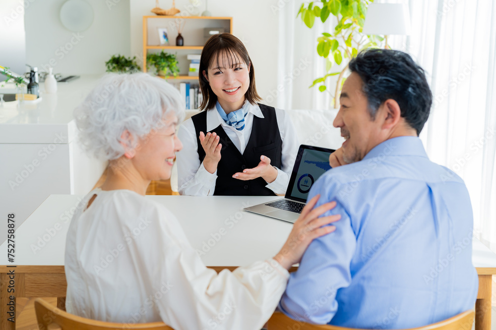 Fototapeta premium 相談するシニア夫婦