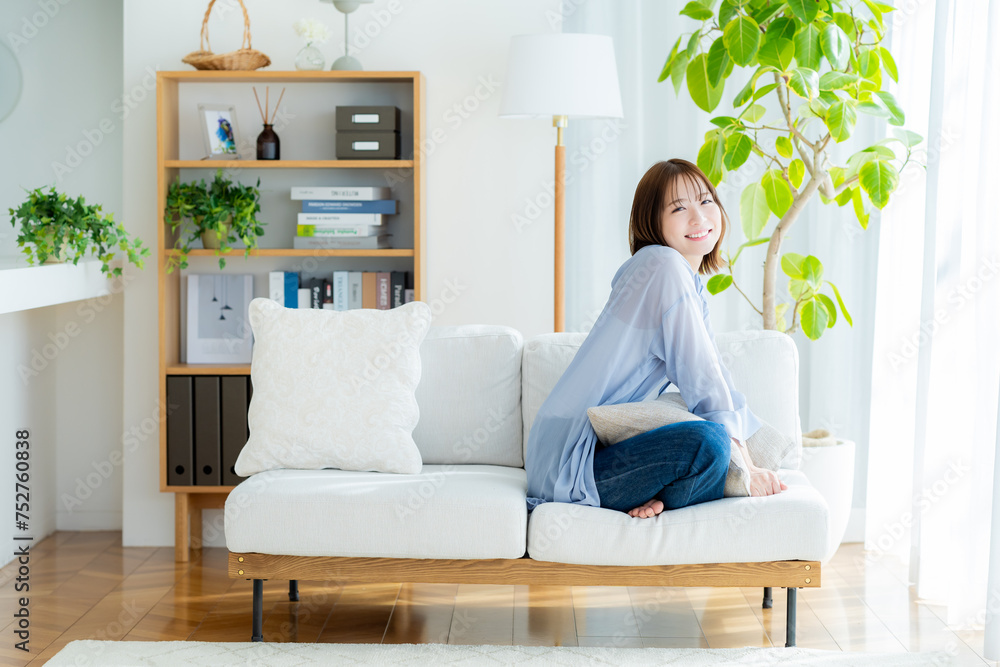リビングでくつろぐ若い女性
