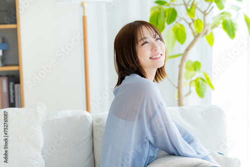 リビングでくつろぐ若い女性
