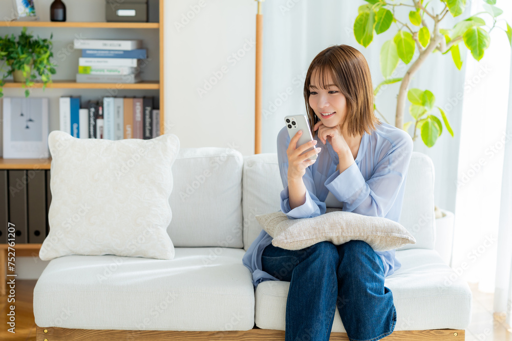 リビングでくつろぐ若い女性 リビングでくつろぐ若い女性