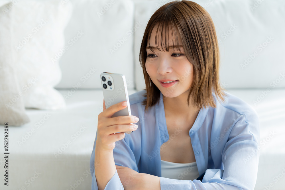 リビングでくつろぐ若い女性 リビングでくつろぐ若い女性