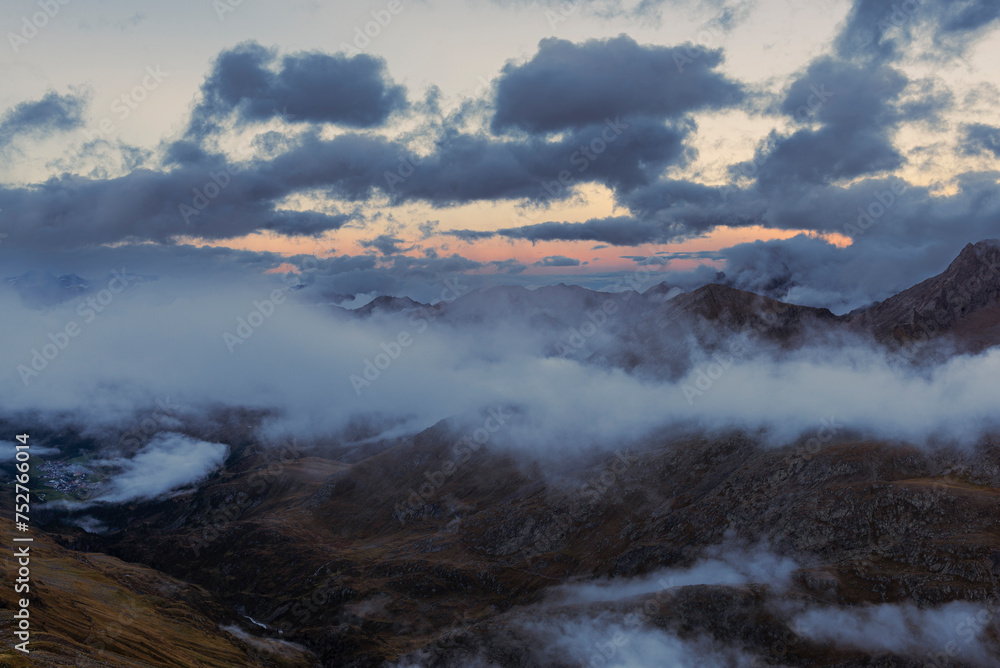 Abenddämmerung über dem Ramolhaus mit Blick auf den wolkenverhangenen Alpenhauptkamm der Ötztaler und Stubaier Alpen, Gurgler Tal, Ötztaler Alpen, Tirol, Österreich