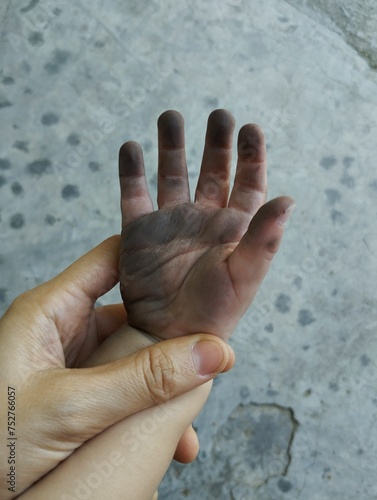 Baby dirty hand © Kar