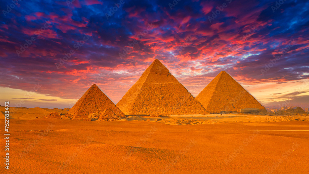 ギザのピラミッドの美しい夕景