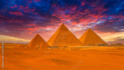 ギザのピラミッドの美しい夕景