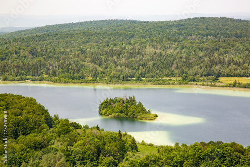 Panorama sur le lac d'Ilay depuis le belvédère des 4 lacs (Jura, France)