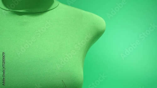 糸を伸ばし上へ歩いていく蜘蛛