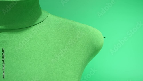 マネキンの裏、腕部分から現れ下へ降りていくジョロウグモ