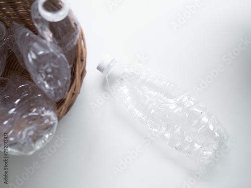 Foto Plastic Bottle Water Recycle Trash, Empty Garbage Drink Pollution Object Rubbish Top view Recycling, Trash Re use Gabage Compressed, Concept for Eco System Environment Clean Zero Carbon Ecological