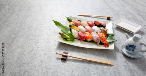 寿司、和食の握りずし グレー背景で撮影