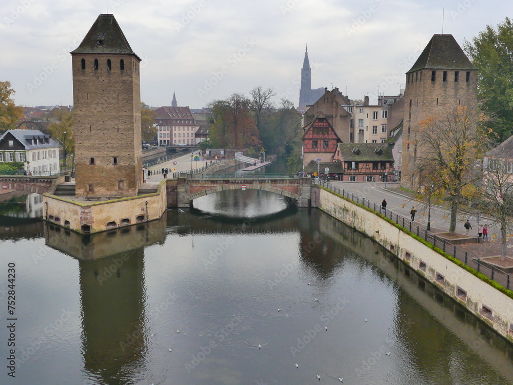 Canaux et maisons typiques à Strasbourg en automne