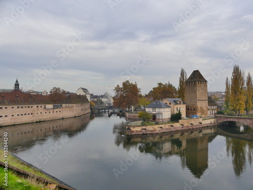 Canaux et maisons typiques à Strasbourg en automne photo