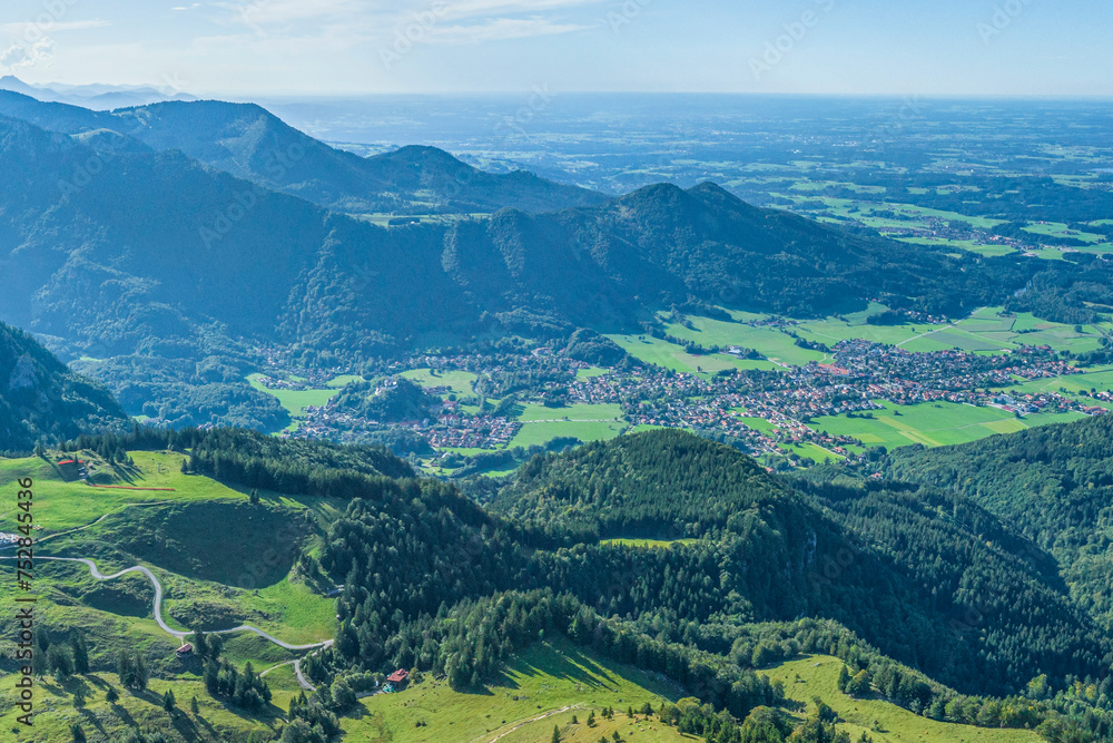 Herbstliche Stimmung an der Kampenwand in den Chiemgauer Alpen, Ausblick auf Aschau im Priental