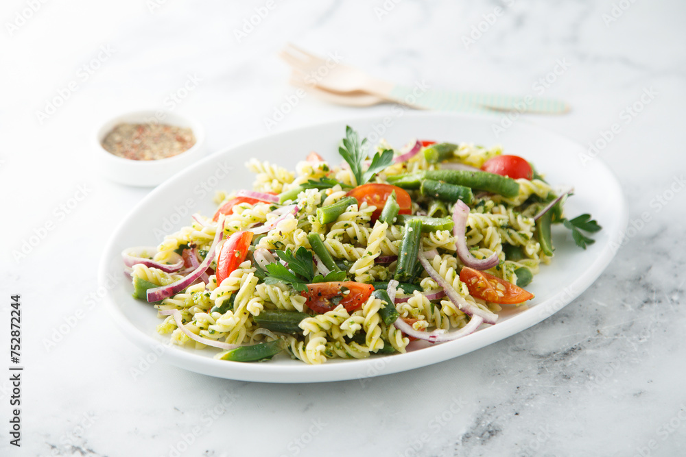 Healthy pasta salad with tomato, pesto sauce and green beans Healthy pasta salad with tomato, pesto sauce and green beans