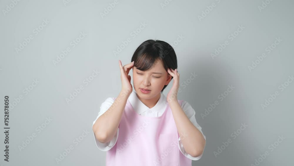 落ち込むエプロンをつけた女性 保育士 介護士 落ち込むエプロンをつけた女性 保育士 介護士