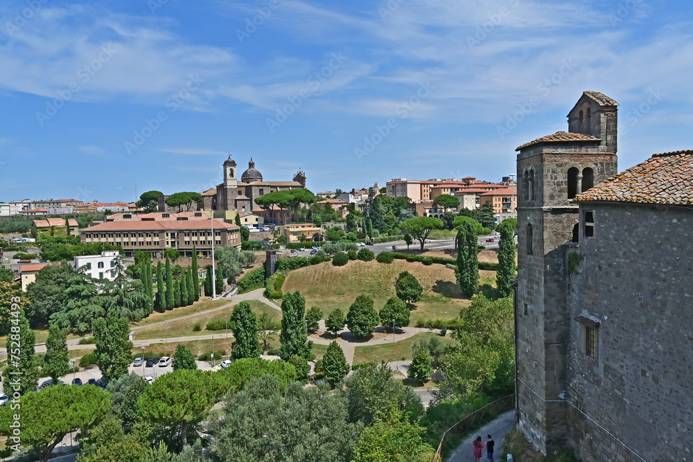 Viterbo - panorama dalla terrazza del palazzo dei Papi con Chiesa della santissima Trinità - Tuscia Lazio