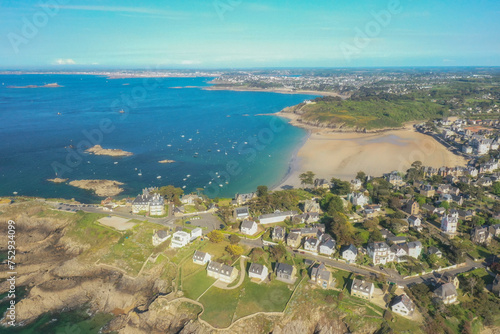 Vue aerienne du littoral et de la ville de saint lunaire et de la pointe du décollé dans les côtes d'Armor en Bretagne photo