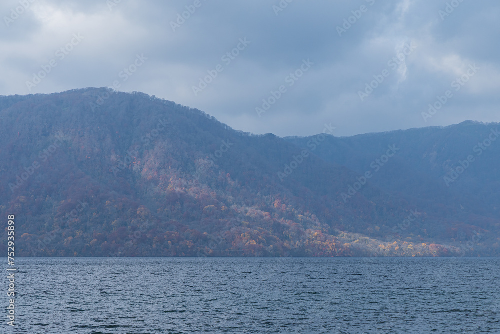 日本　青森県十和田市奥瀬十和田湖畔休屋から見える十和田湖と紅葉