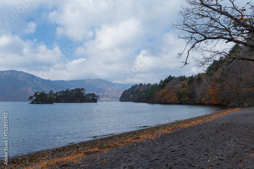 日本　青森県十和田市奥瀬十和田湖畔休屋の十和田湖と御前ヶ浜の紅葉