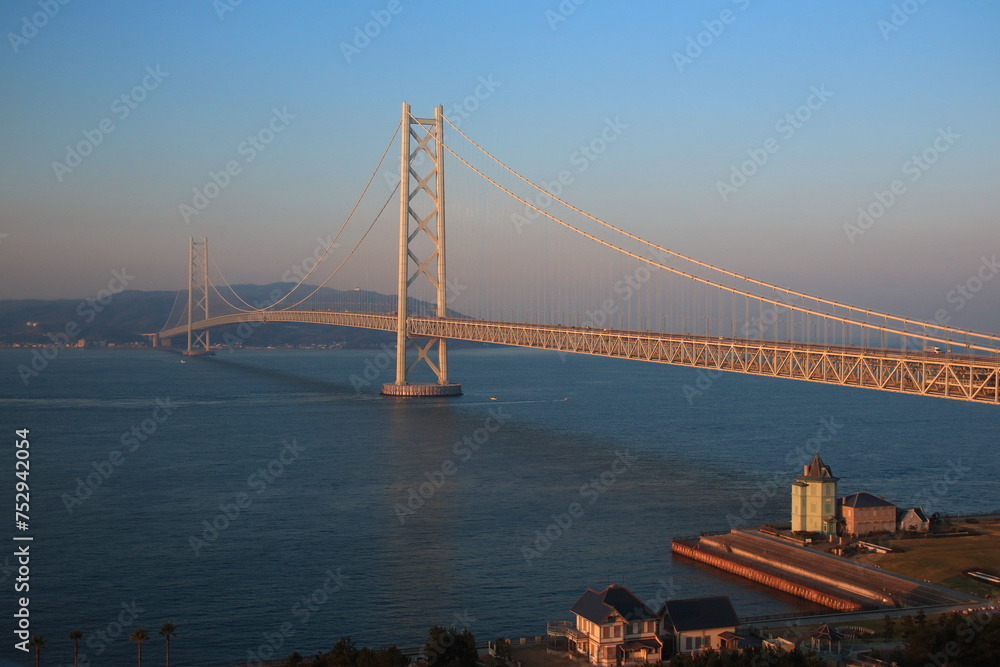 Obraz premium 明石海峡大橋、明石海峡を横断し本州と淡路島を結ぶ、全長3,911m、世界最長の吊り橋。パールブリッジの愛称を持つ