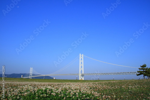 明石海峡大橋、明石海峡を横断し本州と淡路島を結ぶ、全長3,911m、世界最長の吊り橋。パールブリッジの愛称を持つ © 汐理 宮本