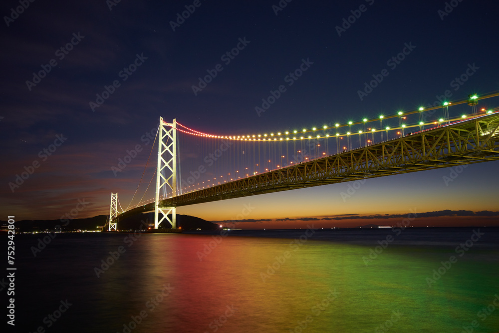 Fototapeta premium 明石海峡大橋、明石海峡を横断し本州と淡路島を結ぶ、全長3,911m、世界最長の吊り橋。パールブリッジの愛称を持つ