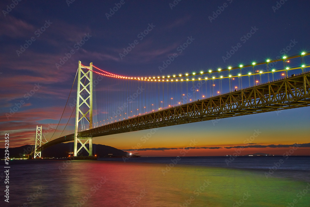 明石海峡大橋、明石海峡を横断し本州と淡路島を結ぶ、全長3,911m、世界最長の吊り橋。パールブリッジの愛称を持つ