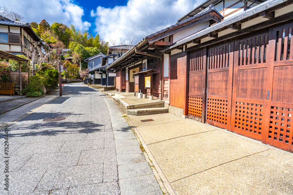Fototapeta premium 京都嵐山 冬晴れの伝統的建造物群の町並み