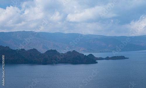日本 青森県十和田市奥瀬にある瞰湖台から見える十和田湖と中山半島