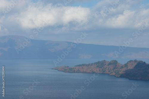 日本 青森県十和田市奥瀬にある瞰湖台から見える十和田湖と御倉半島の紅葉