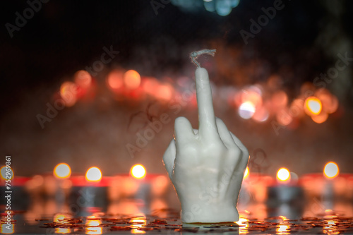 Biała świeczka w kształcie dłoni © Agnieszka