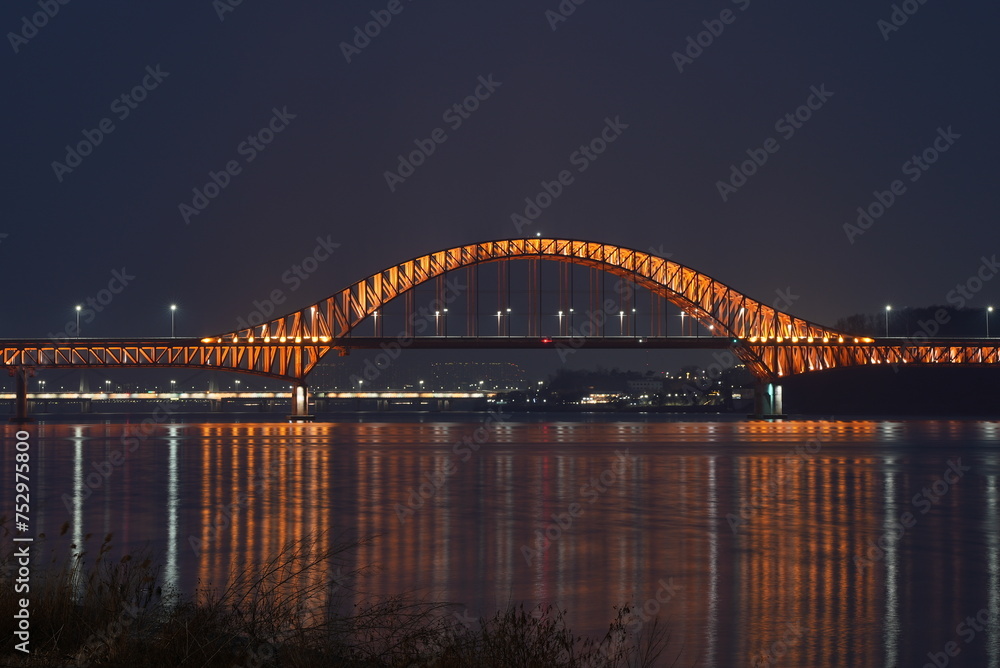 Naklejka premium 서울 강서구 방화대교 아치 야경