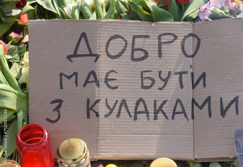 Pappschild auf dem Blumenmeer für Alex Navalny - obrazy, fototapety, plakaty 
