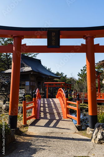 日本　青森県つがる市にある高山稲荷神社の龍神宮と鳥居 photo