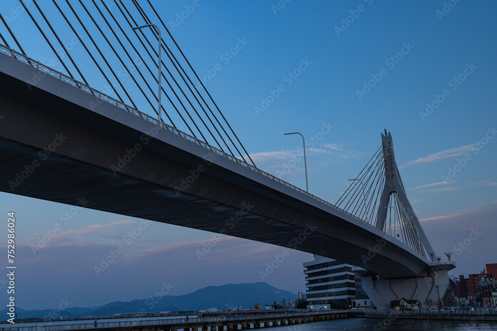Fototapeta premium 日本 青森県青森市のウォーターフロントに架かる青森ベイブリッジ