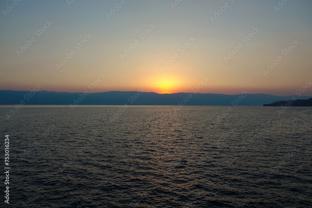 Naklejka premium Sonnenaufgang bei Vrbnik auf, Krk, Kroatien