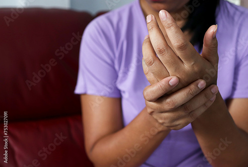Photos Woman from pain numbness or weakness in the hands The cause of injury is osteoarthritis