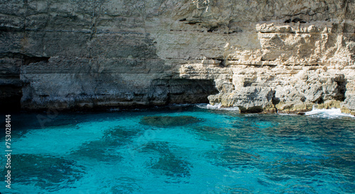 Klares Wasser an einer Felswand, urlaub, Sonnenschein, ,hölen von Comino, Malta