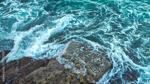 Welle bricht an Stein, klares Türkises Wasser, Hintergrund, küste