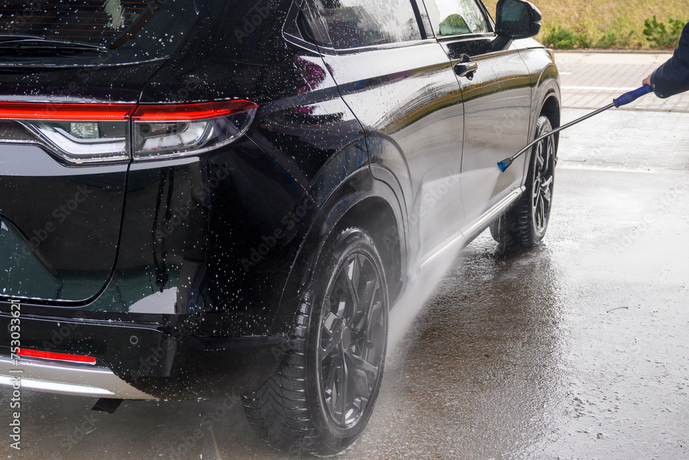 Manual car wash with pressurized water in car wash outside