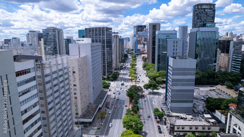 Obraz premium Aerial view of Avenida Brigadeiro Faria Lima, Itaim Bibi. Iconic commercial buildings in the background.