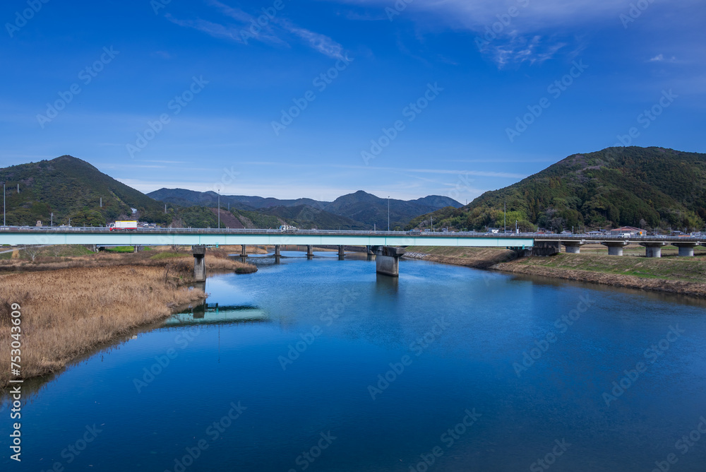車窓からの風景 松田川にかかる橋