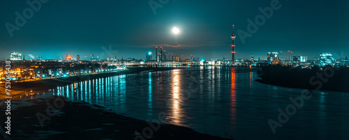 Düsseldorf am Rhein - Skyline bei Nacht mit Mondlicht in Teal and Orange mood