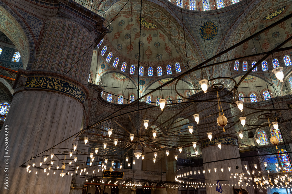 Obraz premium The inside of a large building with many lights hanging from the ceiling