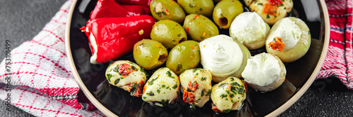 Photos antipasti food mix olives, mozzarella, stuffed pepper, mushroom antipasto fresh