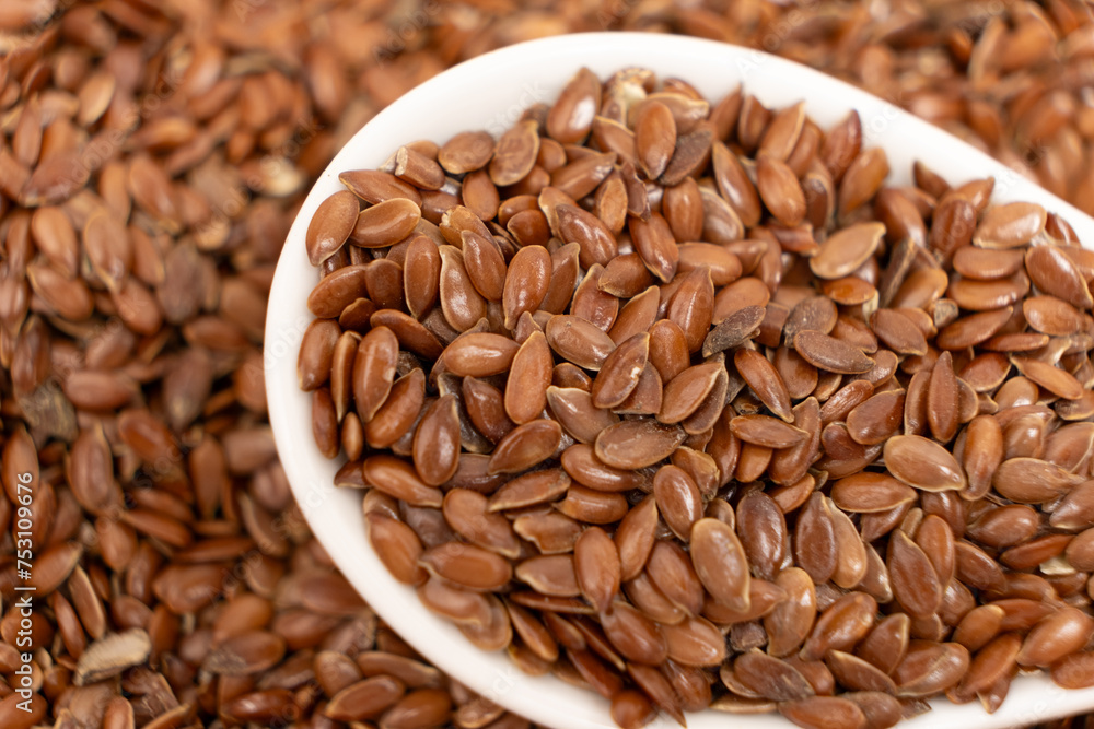 Fototapeta premium Flax seeds in a spoon macro