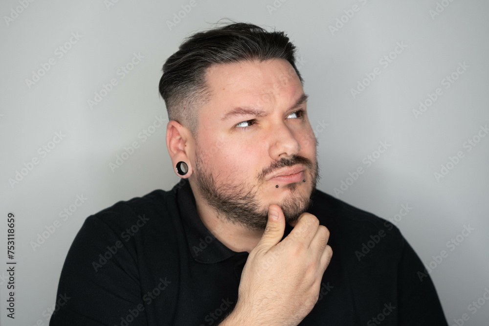 hombre con expresion de duda, hombre con dilataciones y tatuajes con diferentes expresiones, hombre expresivo hombre con expresion de duda, hombre con dilataciones y tatuajes con diferentes expresiones, hombre expresivo