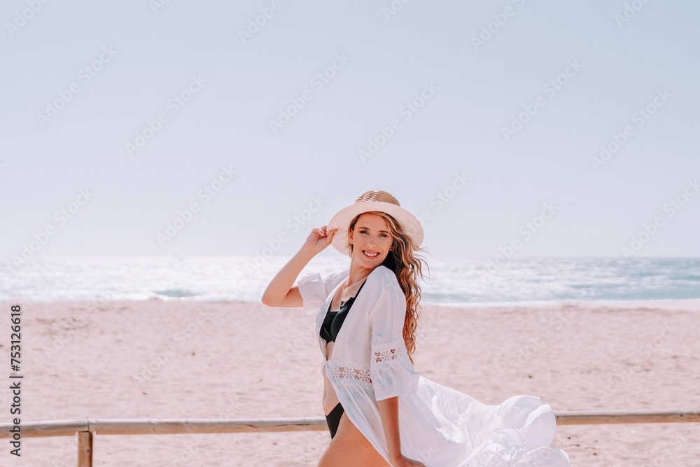mujer joven feliz en la playa, mujer hermosa en la playa, mujer rubia
