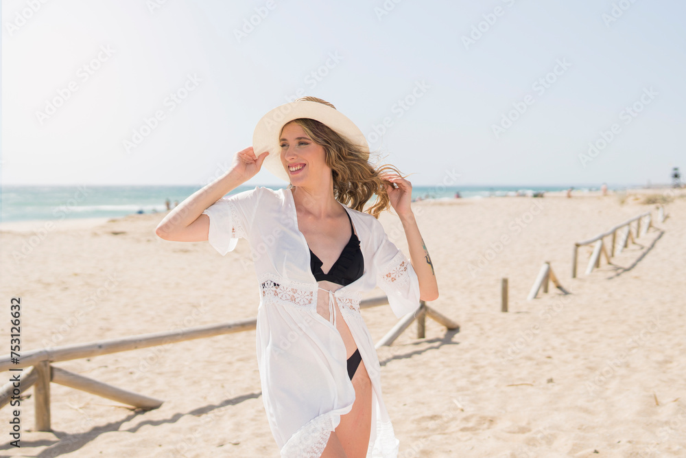 mujer joven feliz en la playa, mujer hermosa en la playa, mujer rubia de ojos azules, mujer rubia de ojos azules en la playa, mujer en bañador en la playa, mujer feliz en la playa, chica joven